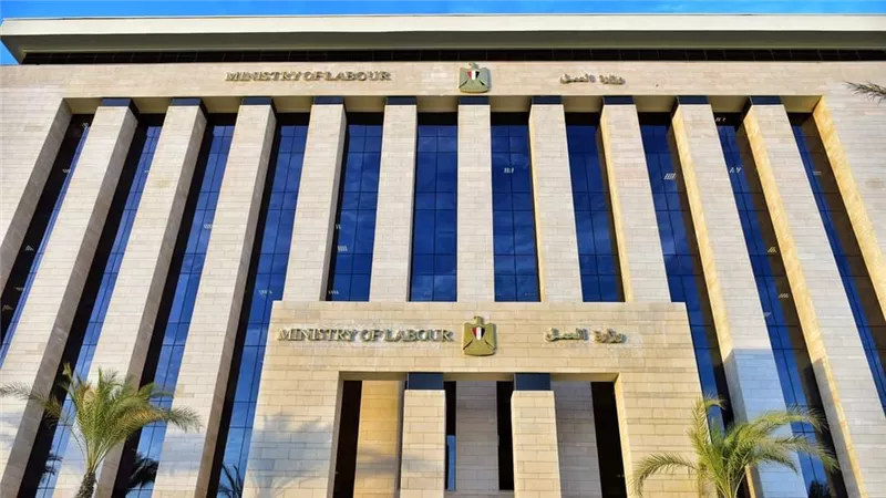 وزير العمل يعلن عن بدء تنفيذ 