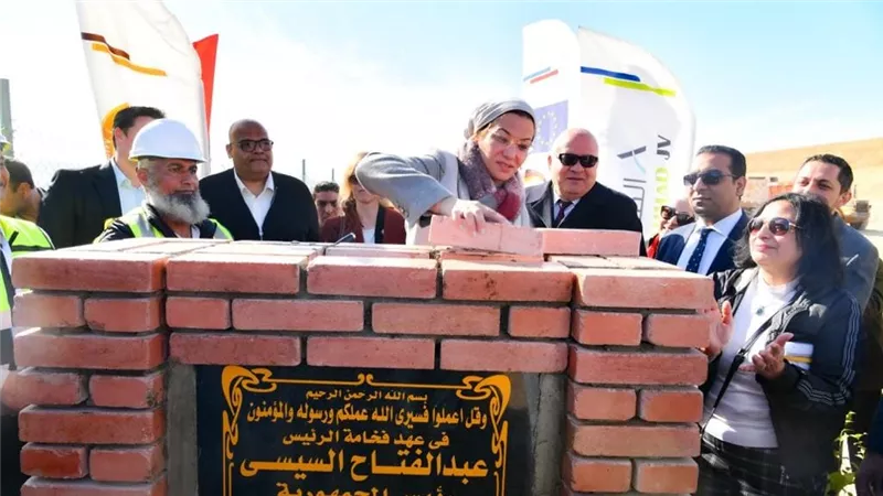وزيرة البيئة ومحافظ قنا يضعان حجرى الاساس لمصنع التدوير والمعالجة والمدفن الصحى بقوص 