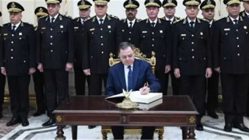وزير الداخلية للرئيس بمناسبة عيد الشرطة: رجالنا أكثر فداءً وأصدق وفاءً خلف قيادتكم