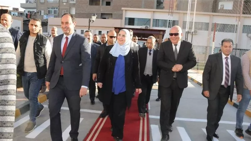 وزيرة التضامن ومحافظ قنا يتفقدان مركز العزيمة لعلاج وتأهيل مرضى الإدمان بمحافظة قنا 