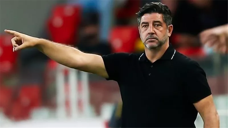 مدرب بلا خبرات.. أحمد حسن: عقد فيتوريا مع منتخب مصر 