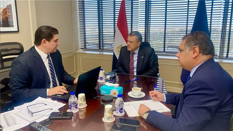  وزير السياحة والآثار يواصل اجتماعاته الدورية لمتابعة تطورات تحسين جانب العرض بالمقصد السياحي المصري 
