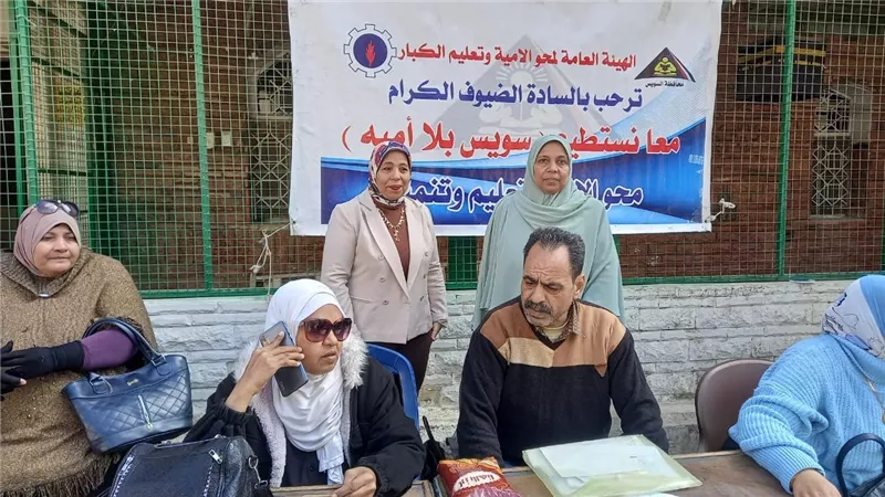 تعليم الكبار بالسويس يوزع سلع تموينية كحوافز جذب للدارسين