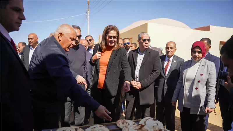وزيرة التخطيط ومحافظ الوادي الجديد يفتتحان المرحلة الأولى من مشروع الجذب السكاني 