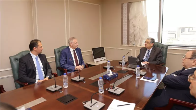 وزير الكهرباء يستقبل الرئيس التنفيذي لقطاع الكهرباء والتحكم علي مستوى شركة سيمنس الألمانية 