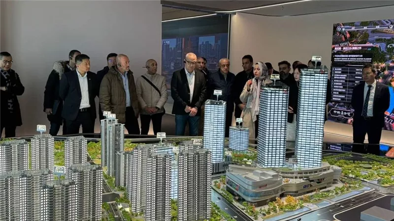 وزير الإسكان يتفقد منطقة الأعمال المركزية بمدينة 