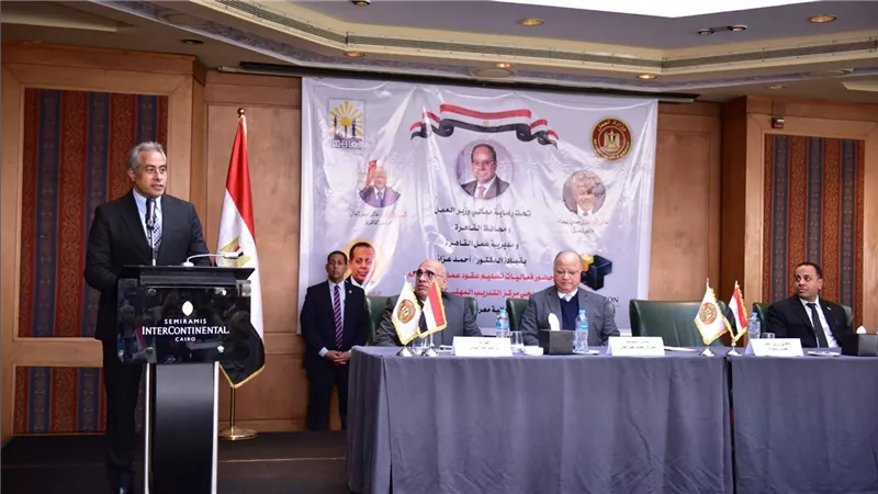 وزير العمل ومحافظ القاهرة يفتتحان معرضًا لمنتجات مركز تدريب مهني