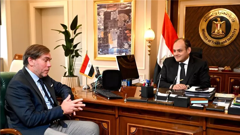 وزير التجارة والصناعة يبحث مع وفد شركة بي اس اتش للأجهزة المنزلية خططها المستقبلية بالسوق المصري 