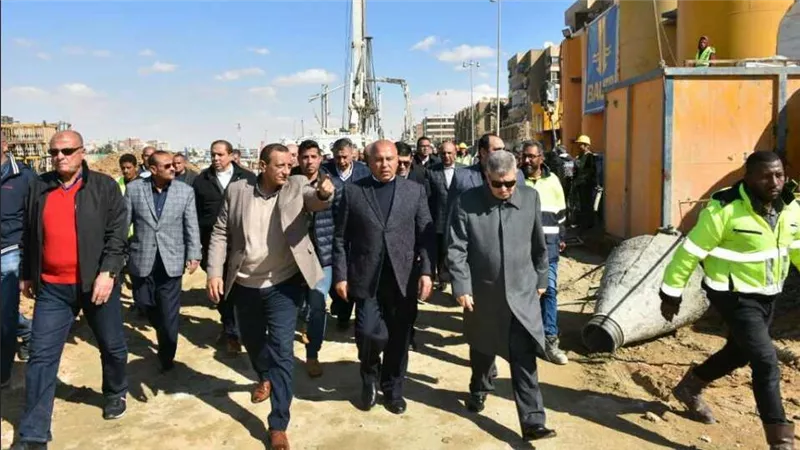  وزير النقل ورئيس هيئة قناة السويس يتفقدان ترسانة السويس البحرية 