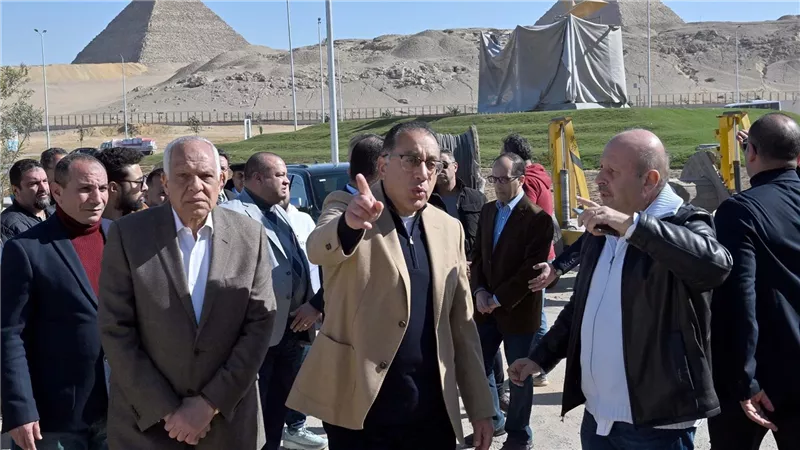 رئيس الوزراء يتفقد مشروعات تطوير المنطقة المحيطة بالمتحف المصري الكبير 