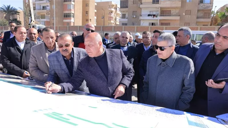 وزير النقل ورئيس هيئة قناة السويس يتفقدان ترسانة السويس البحرية 