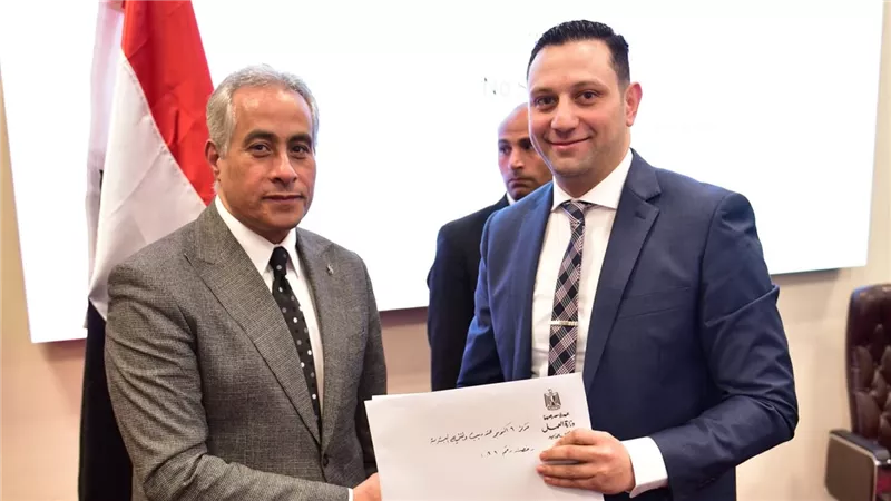 وزير العمل يُسلَّم الدُفعة الأولى من 