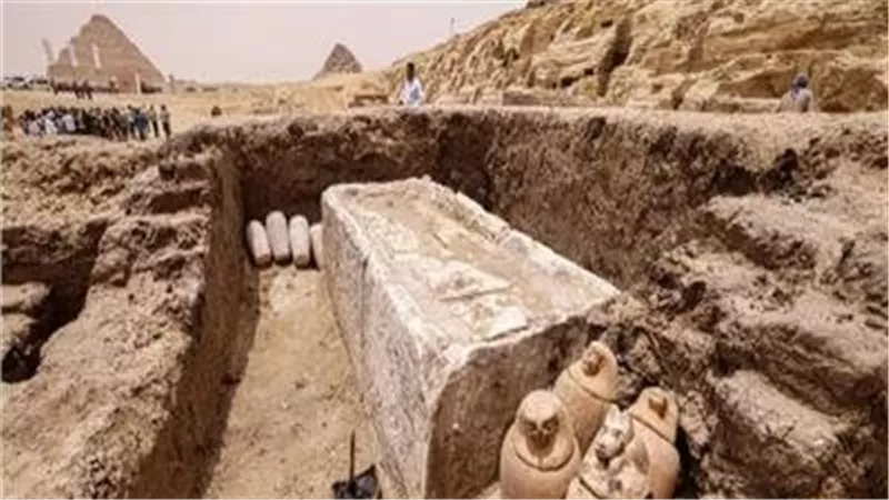حقيقة تضرر مجموعة من التماثيل الأثرية بمنطقة سقارة.. الوزراء يوضح