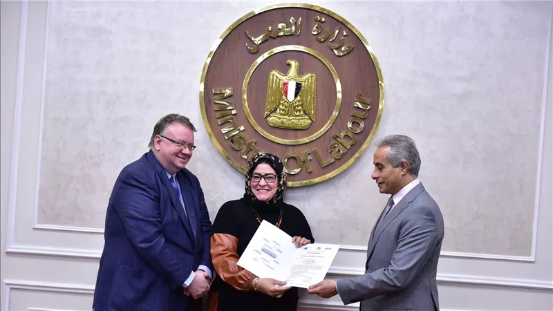وزير العمل ومدير 