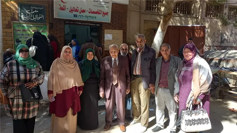 تعليم الكبار بالسويس ينظم قافلة علاجية بالمجان بالجمعية العزمية