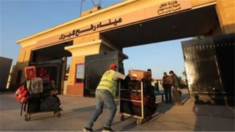 معبر رفح يستقبل جرحى وعائدين من غزة ودخول شاحنات مساعدات