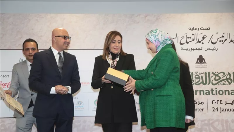 وزيرة الثقافة تُسلم جوائز الفائزين بمسابقات معرض القاهرة الدُولي للكتاب في نسخته الـ55 