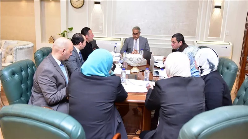 وزير العمل يواصل اجتماعاته مع 