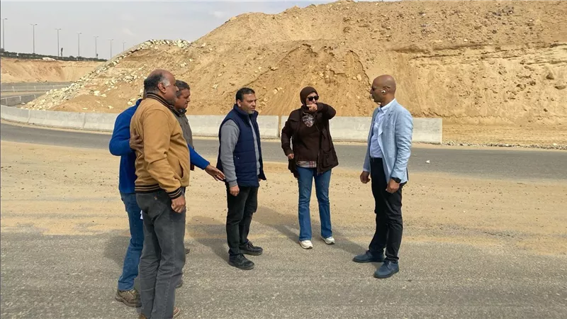 وزير الإسكان يتابع أعمال الطرق والمرافق الجاري تنفيذها بالامتداد الجنوبي للقاهرة الجديدة على مساحة 16 ألف فدان 
