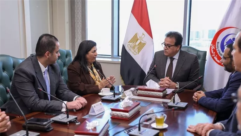 وزير الصحة يكرم الدكتورة نعيمة القصير ويهديها درع الوزارة تقديرا لجهودها 