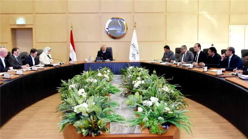وزير النقل يتابع مع الرئيس التنفيذي لشركة سيمنز موبيليتي العالمية  تقدم اعمال تنفيذ الخط الأول للقطار الكهربائي السريع 