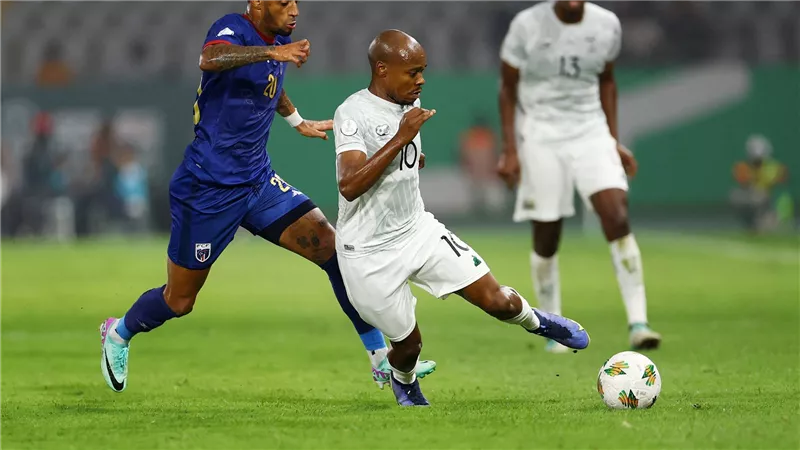 مطالبات بالاعتزال.. صحف جنوب إفريقيا تفتح النار على بيرسي تاو