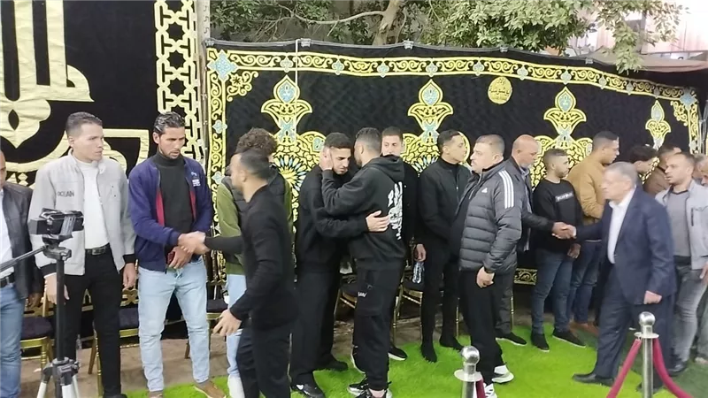 نجوم الأهلي يقدمون واجب العزاء في والد أحمد نبيل كوكا.. صور