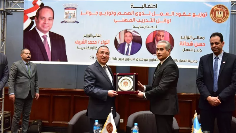 وزير العمل ومحافظ الأسكندرية يفتتحان معرضًا لمنتجات دورات تدريب مهني