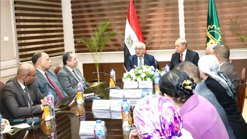 وزير التربية والتعليم ومحافظ القليوبية يعقدان اجتماعًا مع مديرى الإدارات التعليمية بالمحافظة
