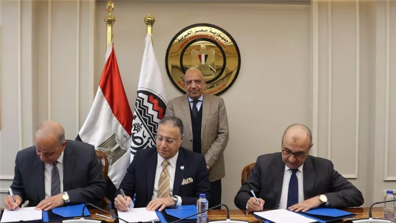  وزير قطاع الأعمال العام يشهد توقيع عقد إنشاء وإدارة وتشغيل مصنع لإنتاج منتجات الكلور ومشتقاته 
