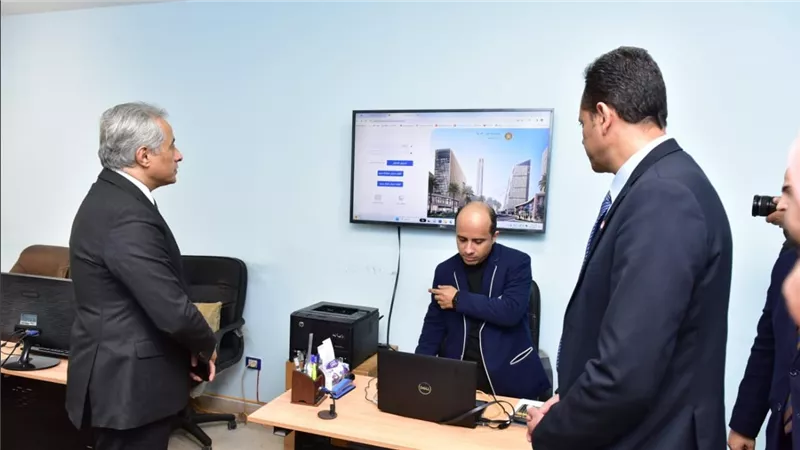 وزير العمل يشهد إطلاق البث الأولي 