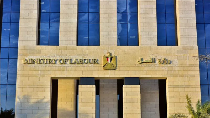 وزارة العمل: إيقاف نشاط شركتين لإلحاق عمالة بالخارج ورفع الإيقاف عن شركتين أُخريين