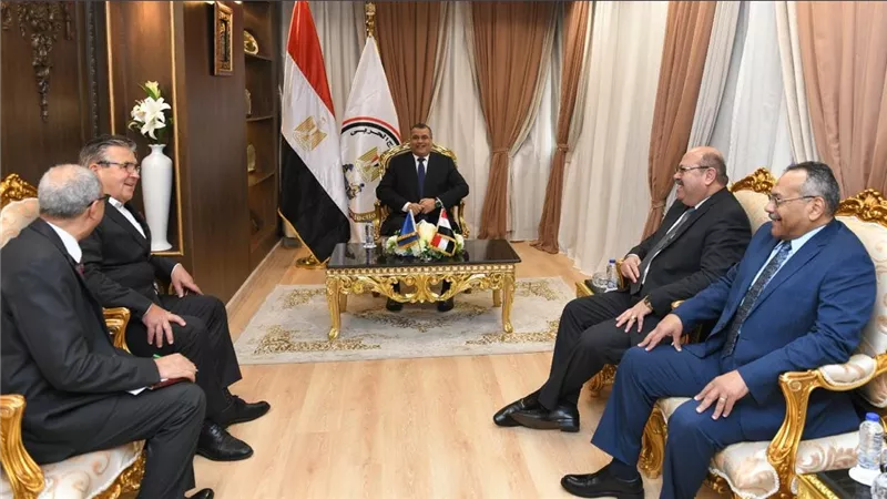 وزير الدولة للإنتاج الحربى يستقبل سفير 