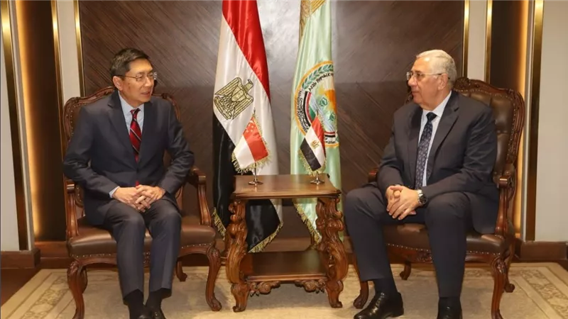 وزير الزراعة يبحث مع سنغافورة التعاون في مجال استنباط أصناف الارز قليل استهلاك المياه والبحوث التطبيقية 