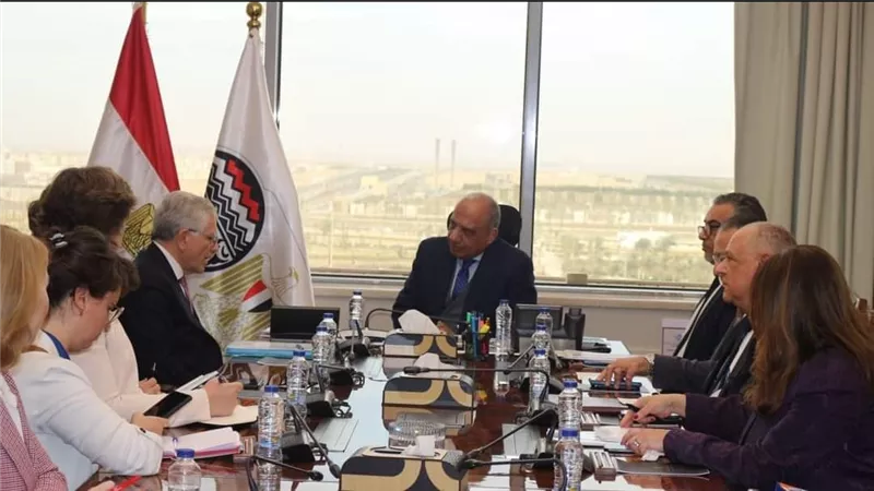 وزيرا قطاع الأعمال والنقل يبحثان مع وفد المفوضية الأوروبية سبل التعاون