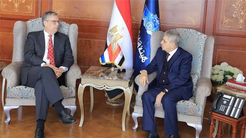 الفريق أسامة ربيع يبحث سبل التعاون مع السفير الهولندي في مجالات التدريب والتحول الأخضر