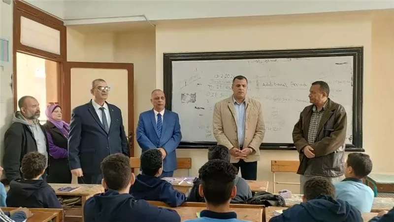 مديرتعليم السويس يواصل تفقده لمدارس المحافظة