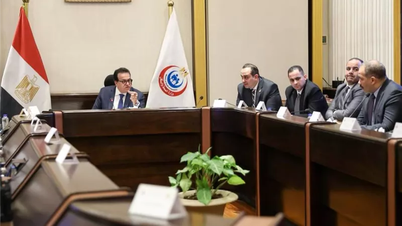 وزير الصحة يتابع الموقف التنفيذي للوزارة في الشبكة الوطنية الموحدة لخدمات الطوارئ 