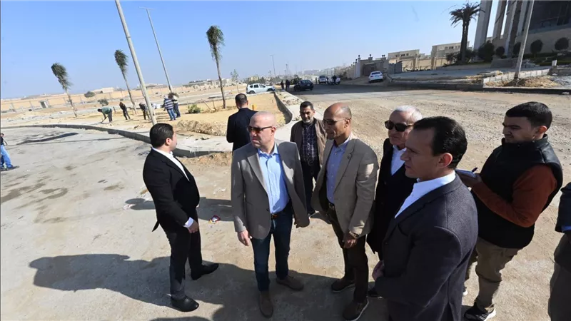 وزير الإسكان يتفقد مشروعات تطوير ورفع كفاءة محاور الطرق بمدينة القاهرة الجديدة