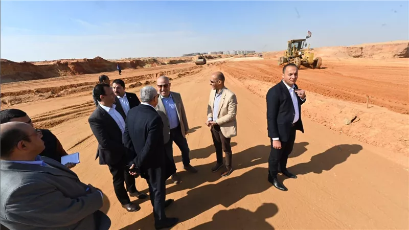 وزير الإسكان يتفقد أعمال تنفيذ الطرق والمرافق بمنطقة التجمع السادس 