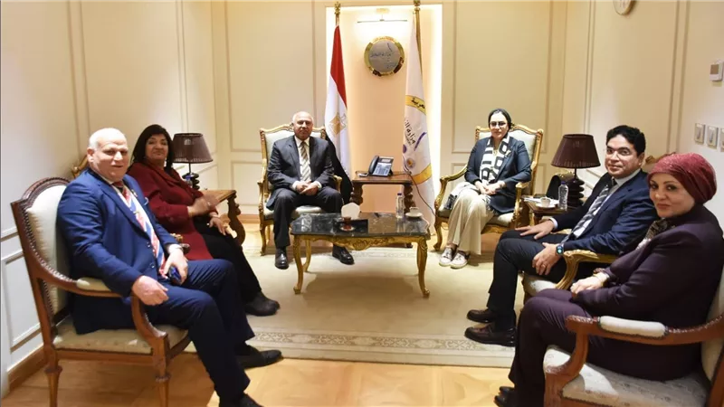 وزير النقل يستعرض استراتيجية وخطط ومشروعات الوزارة في نطاق المحافظة في مجالات الطرق والكباري والسكك الحديدية 