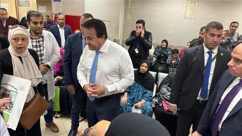 وزير الصحة يتفقد مستشفى العجوزة ويستمع لآراء المواطنين حول مستوى الخدمة