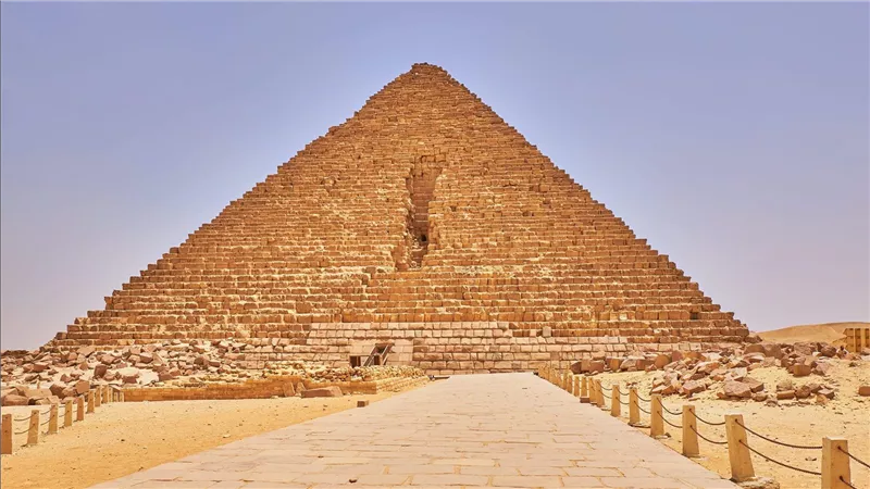 وزير السياحة والآثار يتسلم تقرير اللجنة العلمية العليا المشكلة لمراجعة مشروع الترميم المعماري لهرم منكاورع