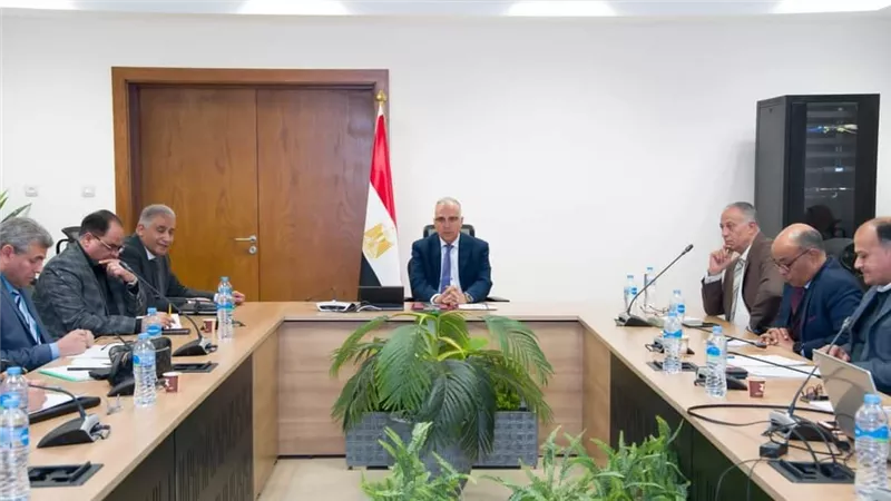 وزير الري يتابع الإستعداد لفترة أقصى الإحتياجات وأعمال تطهيرات الترع والمصارف 