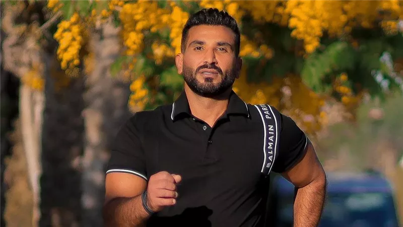 أحمد سعد يحلق شعره في بث مباشر ويعلق: 