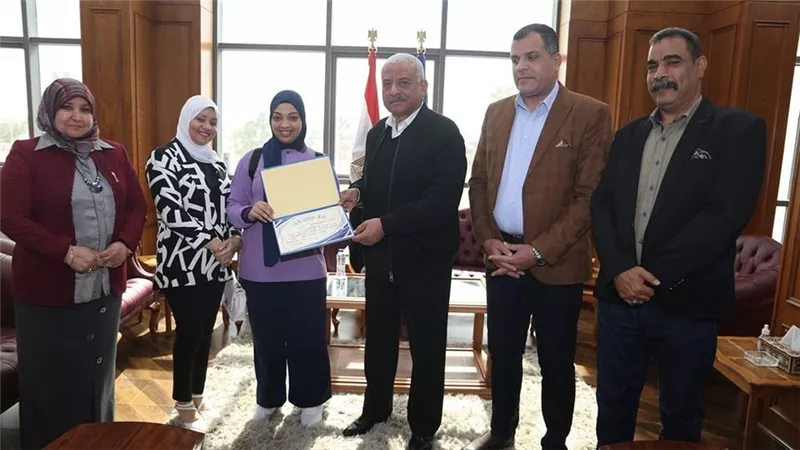 محافظ السويس يكرم طالبتي المركز الأول والثاني جمهورياً في المسابقة الوطنية