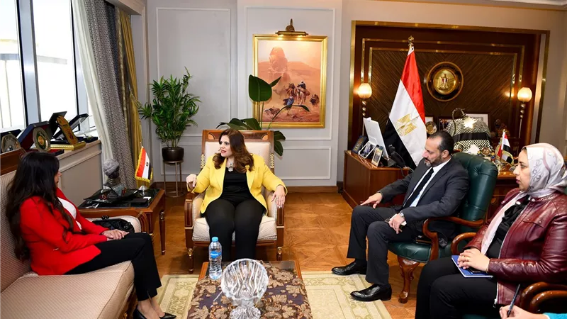 وزيرة الهجرة تلتقي مدير برامج المسئولية المجتمعية في 