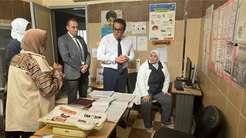 وزير الصحة يتفقد مركز طب أسرة التجمع الثالث في زيارة مفاجئة ويوجه بصرف مكافآة للعاملين به  