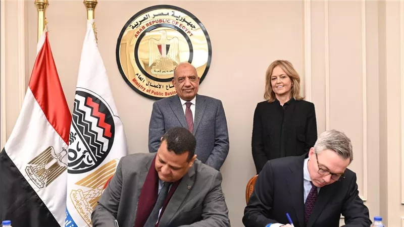 وزير قطاع الأعمال يشهد توقيع اتفاق بناء محطة طاقة شمسية لإنتاج الكهرباء لشركة مصر للألومنيوم