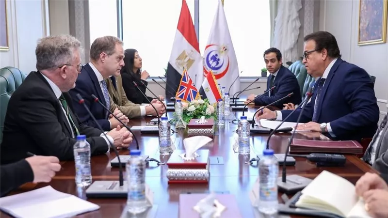 وزير الصحة يستقبل السفير البريطاني بالقاهرة لبحث سبل التعاون بين البلدين